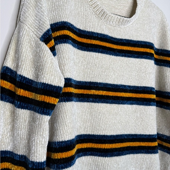 Volcom Women's Bubble Tea Sweater in a boxy fit and chenille knit fabric. - Picture 4 of 7